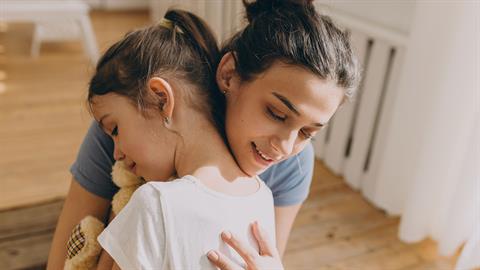 Gentle parenting: η νέα μέθοδος διαπαιδαγώγησης που υπόσχεται ήρεμα παιδιά