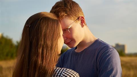 «O 16χρονος γιος μου επιμένει να κοιμάται στο σπίτι μας η κοπέλα του...»