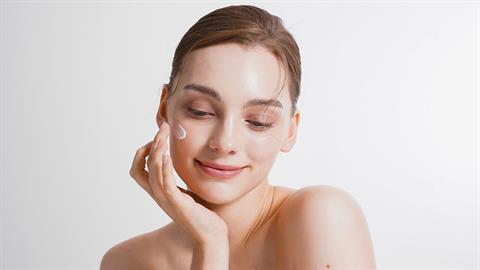  Layering: με ποια σειρά πρέπει να βάζουμε τα καλλυντικά στην επιδερμίδα μας για καλύτερα αποτελέσματα