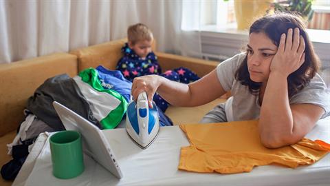 Social media και μαμάδες: η αλήθεια πίσω από την «τέλεια» εικόνα