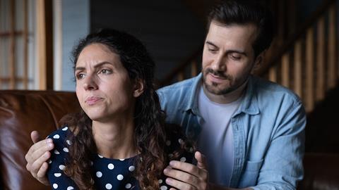 5 τρόποι για να σώσεις τον γάμο σου αν έχει χαθεί η αληθινή επικοινωνία