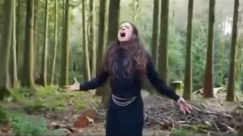 Camp αυστηρά για γυναίκες: μαζεύονται και ξεσπούν τον θυμό τους για τους συζύγους τους!