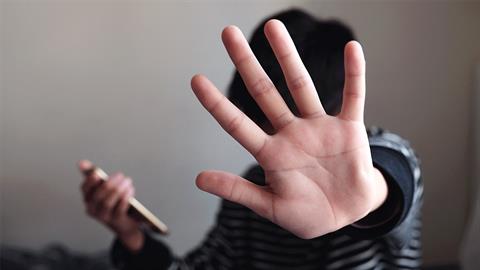 Πάτρα: 41χρονη δημοσίευσε γυμνά βίντεο 14χρονου αγοριού στο Instagram