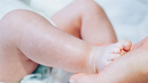 Χειρουργήθηκε με επιτυχία το 3 μηνών μωράκι που κινδύνευσε από λάθος χρήση του ορού