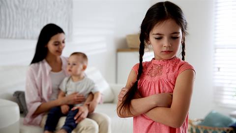 Τι κάνουμε όταν το παιδί δεν θέλει το μικρό του αδερφάκι 