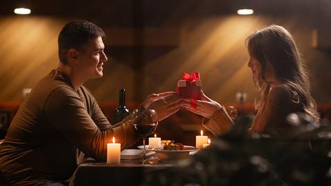 Κι όμως, οι άντρες είναι πιο ρομαντικοί από τις γυναίκες! 