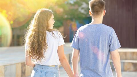 Πώς να προετοιμάσω την έφηβη κόρη μου για την πρώτη φορά που θα κάνει σεξ