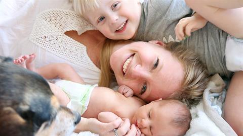 «Έτσι είναι να ζεις με ένα νεογέννητο και ένα νήπιο…»