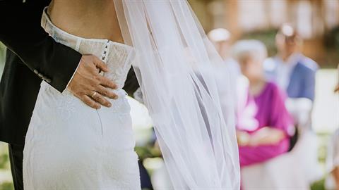 Το «σώσε» έγινε σε γαμήλιο γλέντι στη Λάρισα - οι συμπεθέρες πιάστηκαν μαλλί με μαλλί