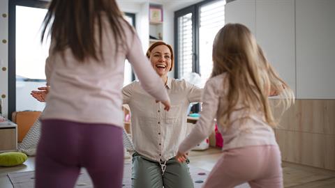 «Μη ζηλεύεις που τα παιδιά σου συμπαθούν την νυν του πρώην σου - είναι καλό για όλους σας!»