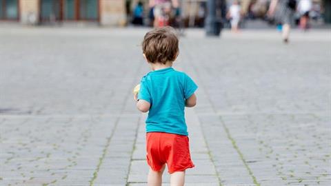 Άλιμος: 3χρονος περιπλανιόταν μόνος στον δρόμο, ξυπόλυτος και χωρίς μπουφάν 