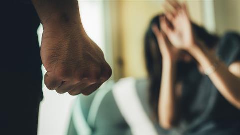 Πήγαν να στραγγαλίσουν τη 17χρονη κόρη τους επειδή αρνήθηκε προξενιό με ηλικιωμένο!