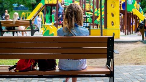  «Μόνο εγώ δυσκολεύομαι τόσο πολύ να κάνω παρέα με τις άλλες μαμάδες;» 