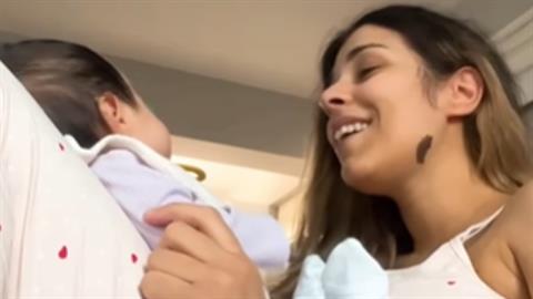 Νεογέννητο... τραγουδάει το «Νερό στη βάρκα» μαζί με τη μαμά του και είναι υπέροχοι!