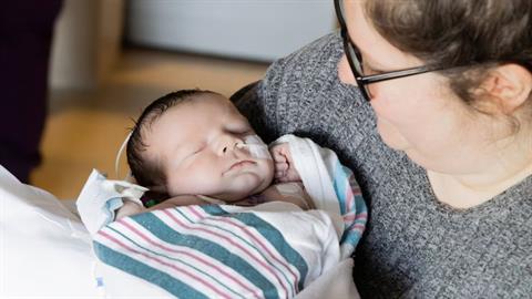 Αγοράκι υποβλήθηκε στην 1η εγχείρηση ανοιχτής καρδιάς κατά τη διάρκεια του τοκετού!