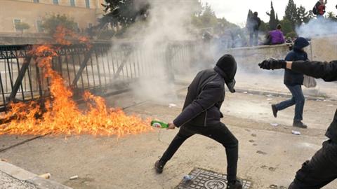 Επεισόδια με μολότοφ, φωτιές και δακρυγόνα στη μεγάλη συγκέντρωση για τα Τέμπη