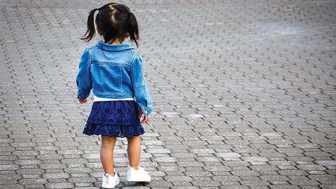 Ρόδος: 2χρονη περιπλανιόταν ολομόναχη στο δρόμο - την έσωσαν περαστικοί