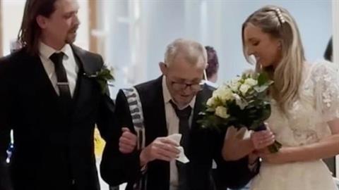 Οργάνωσε τον γάμο της σε 24 ώρες για να τον προλάβει ο ετοιμοθάνατος μπαμπάς της!