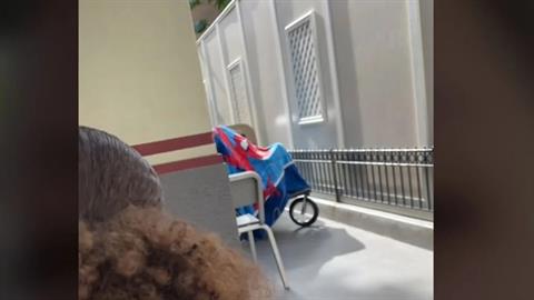 Παράτησαν το μωρό τους μόνο του στο καρότσι για να ανέβουν σε παιχνίδι της Disneyland!