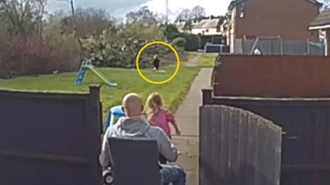 3χρονη έπεσε μέσα σε φρεάτιο - πάτησε το καπάκι και αναποδογύρισε!