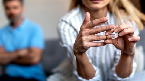 «Δεν σε αγαπάω πια»: η στιγμή που καταλαβαίνεις ότι ένας χωρισμός είναι οριστικός