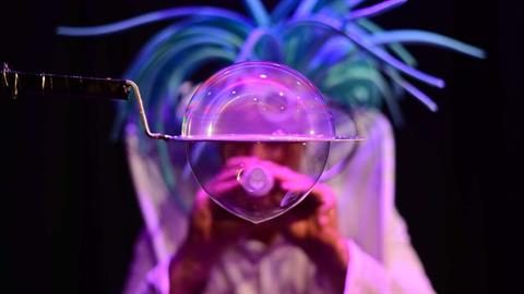«The Bath»: το πρώτο ελληνικό Mega Bubble Show έρχεται στο Θέατρο ΡΕΚΤΙΦΙΕ