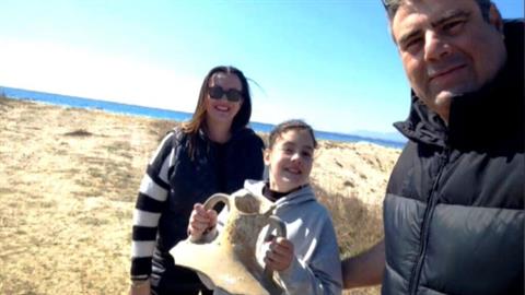 9χρονη βρήκε τυχαία αρχαίο αμφορέα... σε παραλία!