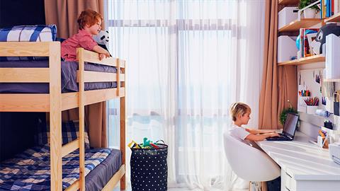 Αδέλφια στο ίδιο δωμάτιο: μπορεί τώρα να γκρινιάζουν, αλλά κάποτε θα το αναπολούν…