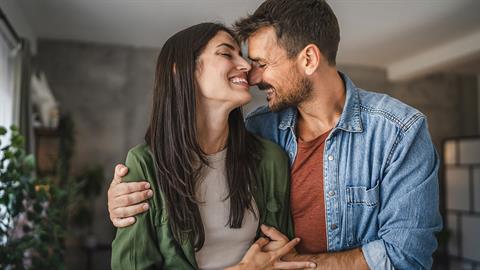 Οι 5 γλώσσες της αγάπης: εσύ με ποια εκφράζεις την αγάπη σου στον σύντροφό σου;