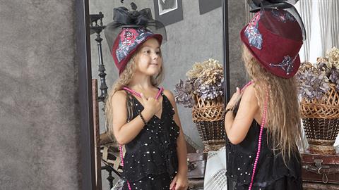 Υπάρχει μια ιδιαίτερη μαγεία στα ρούχα που περνούν από γενιά σε γενιά