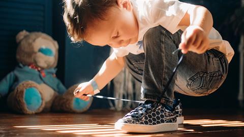 Γιατί τα παιδιά δυσκολεύονται να κρατήσουν το μολύβι ή να δέσουν τα κορδόνια τους