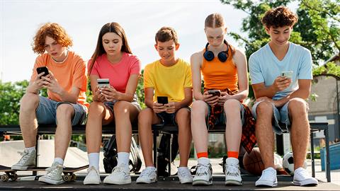 Η Generation Z δεν μπορεί… να αλλάξει μια λάμπα: τι λάθος έχουμε κάνει ως γονείς;