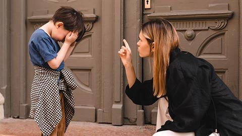 «Αν ξανασηκώσεις το χέρι σου, θα στο κόψω»: μια φράση που δεν αξίζει να ακούει κανένα παιδί