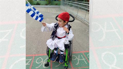 Ο Παναγιώτης Ραφαήλ γιόρτασε την 25η Μαρτίου ντυμένος τσολιαδάκι!