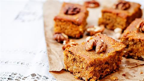 Εύκολη καρυδόπιτα χωρίς σιρόπι, με 5 υλικά!