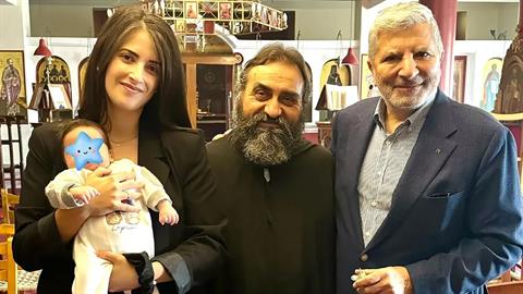 Ο γιος του Γιώργου Πατούλη σαράντισε και πήγε στην εκκλησία να πάρει την ευχή