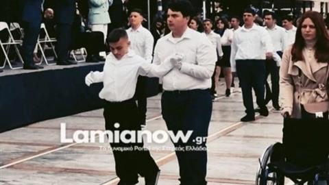«Τα σχόλια για μισαναπηρισμό του κόβουν τα φτερά», είπε η μαμά του ΑμεΑ μαθητή που παρέλασε όρθιος 