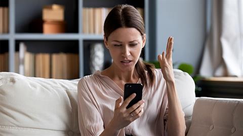 Τι είναι το fexting που διαβρώνει τις σχέσεις; Σκέψου δυο φορές πριν στείλεις αυτό το μήνυμα