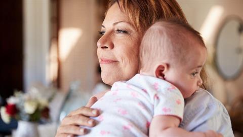 «Έγινα πρώτη φορά μαμά στα 50 και φοβάμαι… ότι δεν θα προλάβω να ζήσω όσα θα ήθελα με το παιδί μου»