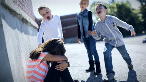 Η 8χρονη κόρη μου δέχεται bullying στο σχολείο - πώς να τη βοηθήσω χωρίς να τα κάνω χειρότερα;