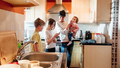 Το να είσαι «μάνα και νοικοκυρά» δεν είναι επάγγελμα: είναι λειτούργημα