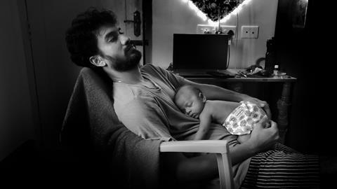 Τέλος στην απόκτηση παιδιού μέσω παρένθετης σε ομόφυλα ζευγάρια αντρών ή μοναχικούς άντρες