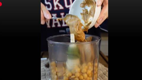 Αθάνατη Ελληνίδα μάνα: έφτιαξε στον γιο της πραλίνα με... βρασμένα ρεβίθια!