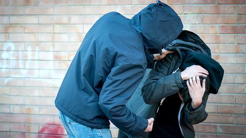 Μπαμπάς 13χρονου στην Πάτρα: «σήκωσαν τον γιο μου στον αέρα και τον άφησαν να πέσει με το κεφάλι»