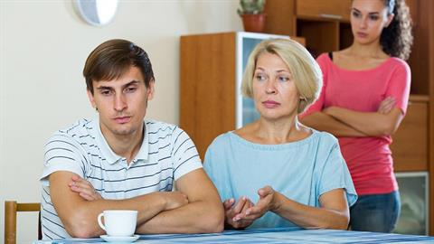 Ο γαμπρός μου δεν θέλει να μας επισκέπτεται, ούτε καν στις γιορτές που μαζεύεται όλη η οικογένεια!