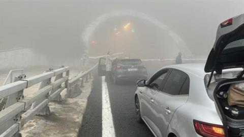 Τραγωδία στην Εγνατία Οδό: φορτηγό έπεσε σε κουβούκλιο διοδίων και έπιασε φωτιά