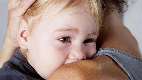 Η κόρη μου επισκέπτεται τον τάφο του μπαμπά της μαζί με το μωρό της - κάνει κακό στο μωρό;