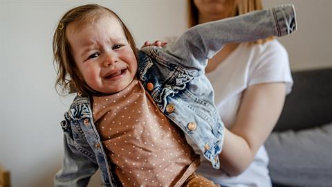 Η 3,5 ετών κόρη μου δεν θέλει να ντύνεται - λέει ότι τα ρούχα την πονάνε