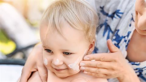Πώς να προστατεύσετε την ευαίσθητη επιδερμίδα των παιδιών και των μωρών σας από τον ήλιο