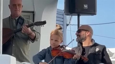 6χρονος βιολιτζής ξεσήκωσε τον κόσμο σε πανηγύρι στην Τήνο